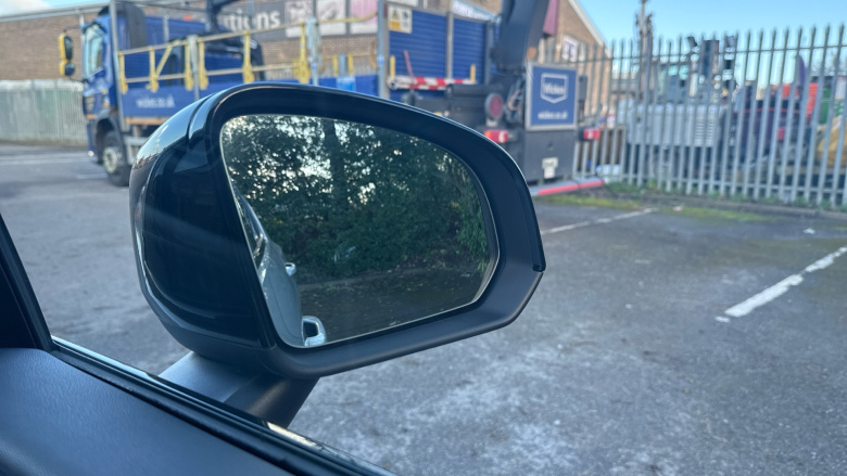 Volvo Xc40 2.0 B4P Plus Dark 5dr AWD Auto Petrol Estate